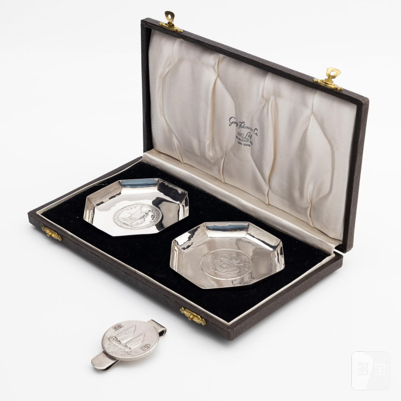 Two silver coasters and a money clip, - 图7
